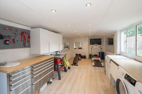 15 Acacia Avenue, Brentford, TW8 8NR