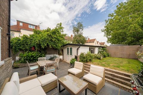 15 Acacia Avenue, Brentford, TW8 8NR
