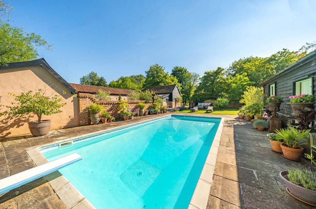 Pool &amp; Outbuildings