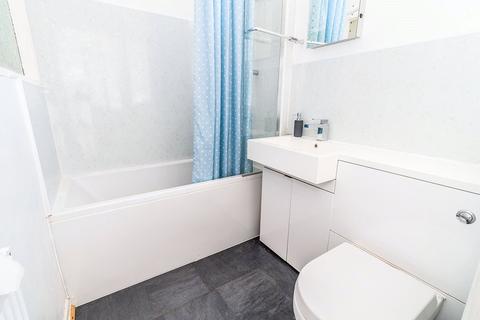 2 bedroom flat to rent, Western Parade, Hampshire PO5