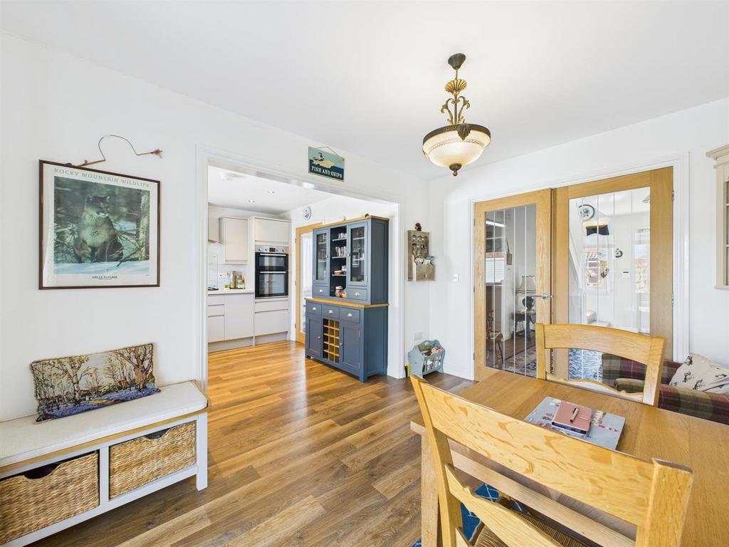 Dining room: