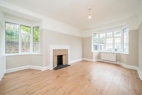 2 bedroom flat to rent, Kelvin Drive, East Twickenham TW1