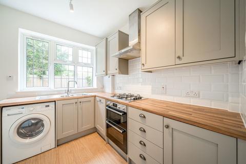 2 bedroom flat to rent, Kelvin Drive, East Twickenham TW1
