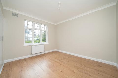 2 bedroom flat to rent, Kelvin Drive, East Twickenham TW1