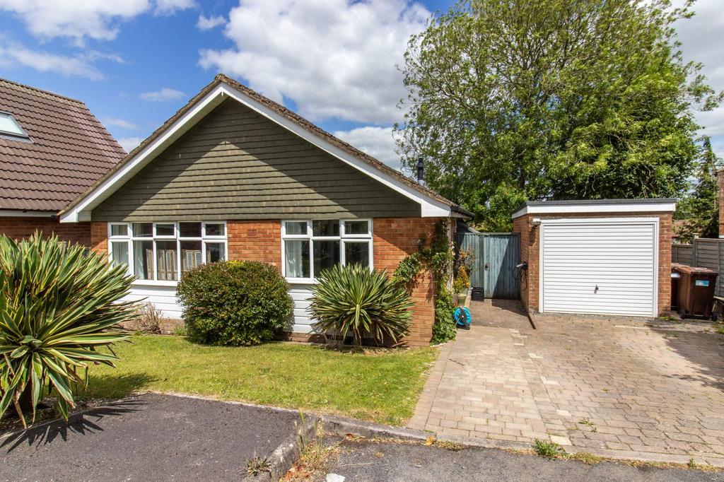Oak Hill, Alresford 3 bed detached bungalow for sale - £535,000