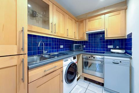 2 bedroom flat to rent, Globe View, High Timber Street, London