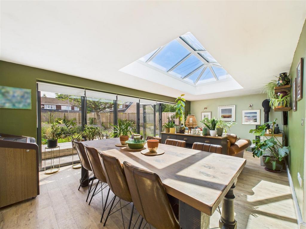 CAM03303 G0-PR0163-STILL013.jpg