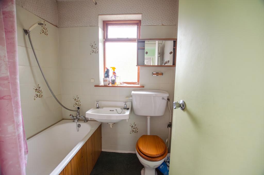 69 Queens Crescent - TPS Bodmin 01208 74182-3