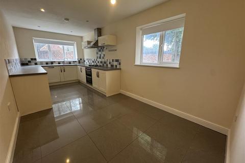 3 bedroom detached bungalow to rent, Perry Park Road, Rowley Regis