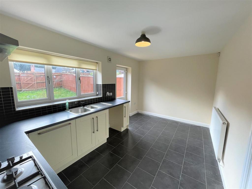 Kitchen 2.jpg