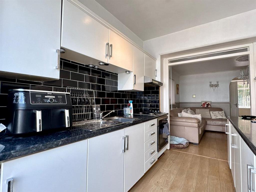 Kitchen (2).jpg