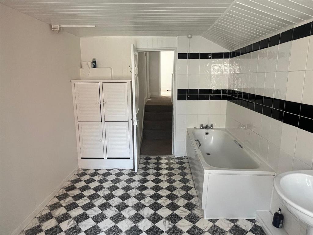 Bathroom 2.jpg