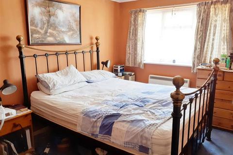 2 bedroom flat for sale, Walton Close, Worthing