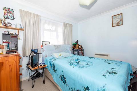 2 bedroom flat for sale, Walton Close, Worthing