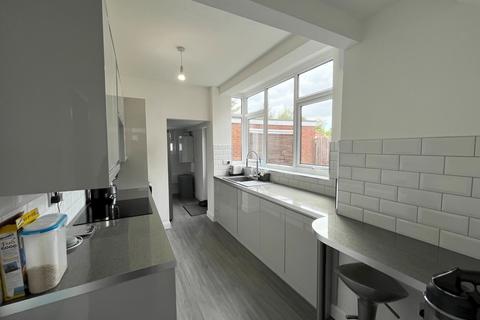 3 bedroom semi-detached house to rent, Northdene Road, Leicester LE2