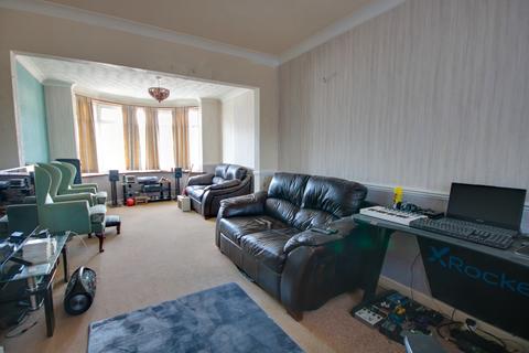 3 bedroom semi-detached house for sale, SHOLING! NO FORWARD CHAIN! SOUTHERLY ASPECT REAR GARDEN!
