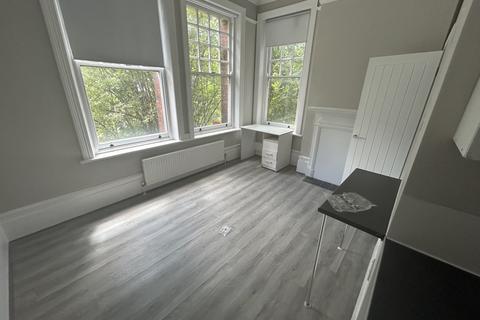 Studio to rent, Hornsey Lane, London N6