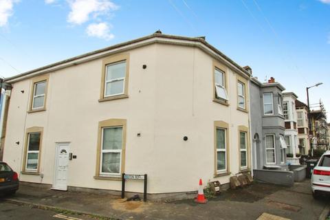2 bedroom flat to rent, Belton Road, Bristol BS5