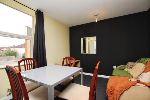 2 bedroom flat to rent, Belton Road, Bristol BS5