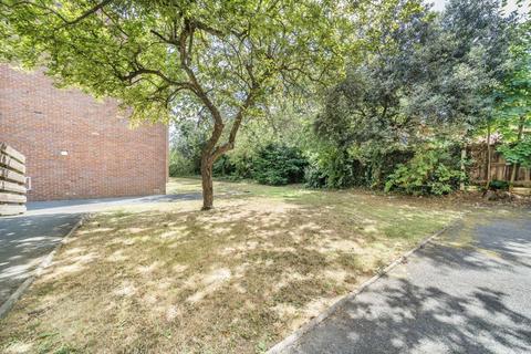 2 bedroom flat for sale, Hopton Road, London SW16