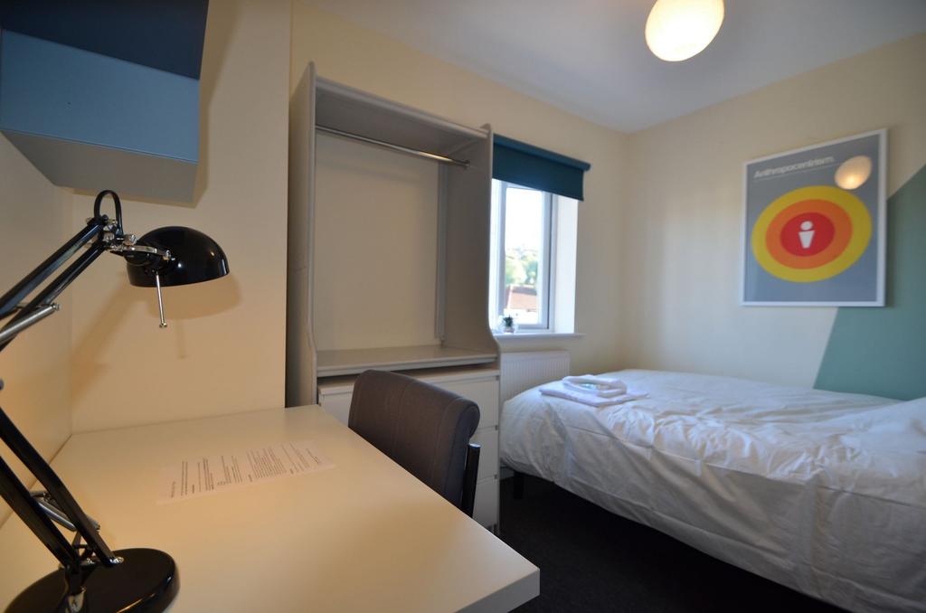 This inviting double bedroom features ample nat...