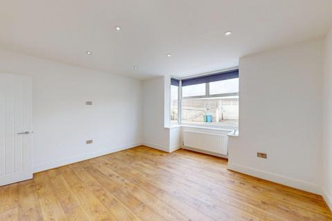 3 bedroom semi-detached house to rent, Marine Parade, Sheerness