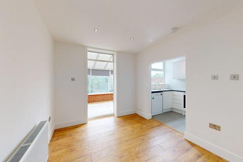 3 bedroom semi-detached house to rent, Marine Parade, Sheerness