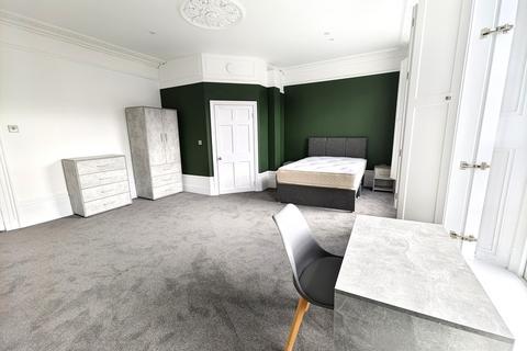 6 bedroom flat share for sale, Truro