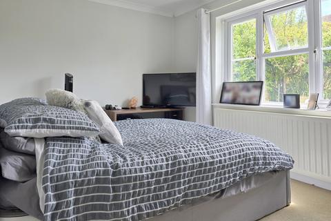 25 Belmore Road, Lymington, SO41 3NU