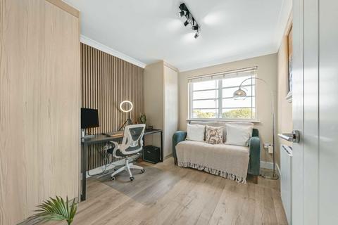 30 Derwent Yard, London, W5 4TW