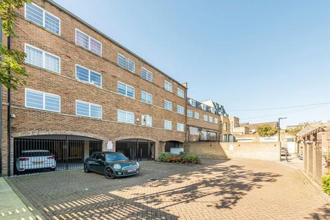 30 Derwent Yard, London, W5 4TW