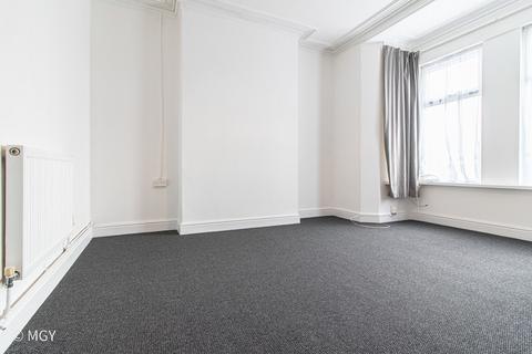 1 bedroom ground floor flat to rent, Broad Street, Barry CF62