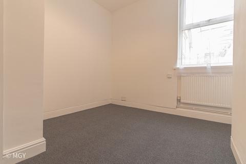 1 bedroom ground floor flat to rent, Broad Street, Barry CF62
