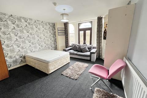 Studio to rent, Clytha Square, Newport,