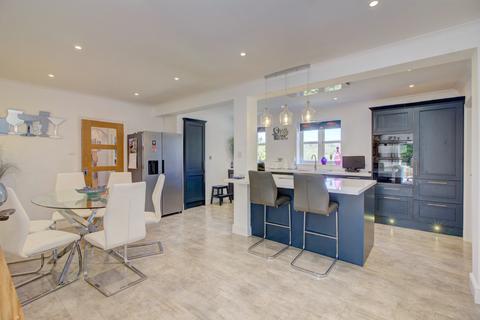 5 bedroom detached house for sale, Upper Potley, Neston SN13