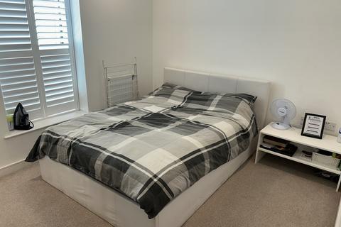 2 bedroom ground floor flat for sale, Greenleaf Walk, Middlesex UB1