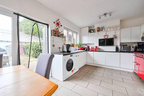 6 Rosedale Close, London, W7 2LH