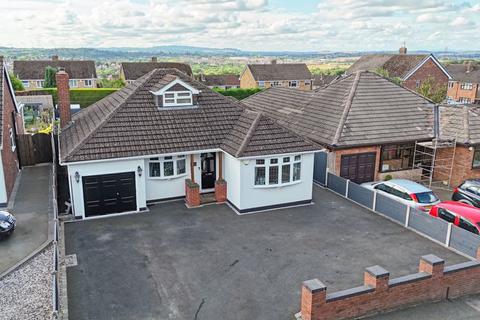 3 bedroom bungalow for sale - Sandyfields Road, LOWER GORNAL, DY3 3DJ