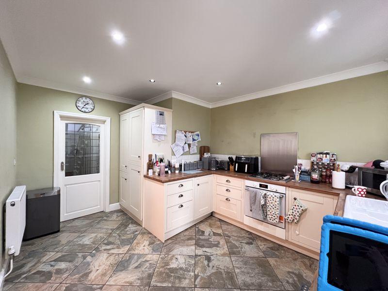 7 - Kitchen