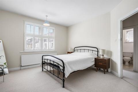112 Thurleigh Road, London, SW12 8TT