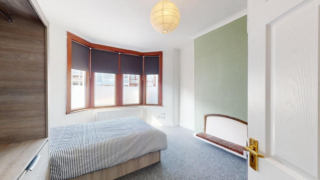 A spacious and bright large double bedroom feat...