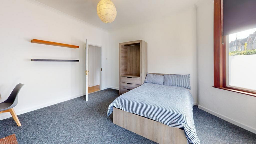 A spacious and tidy double bedroom with good na...