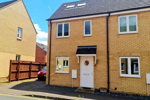 4 bedroom terraced house to rent, Apollo Avenue, Peterborough