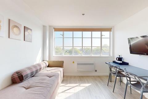 Studio to rent, Old Brompton Road
