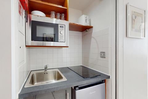 Studio to rent, Old Brompton Road