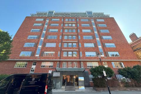 Studio to rent, Old Brompton Road