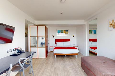 Studio to rent, Old Brompton Road