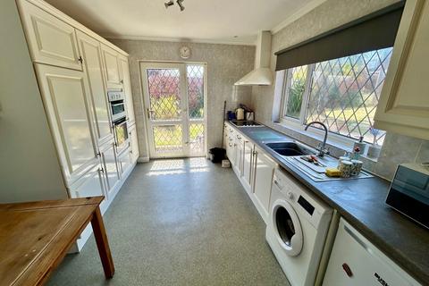 2 bedroom detached bungalow to rent, Cerne Road, Gravesend, DA12