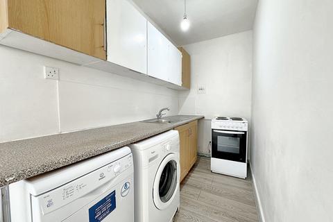 1 bedroom flat for sale, Oak Court Sumner Road, London, SE15