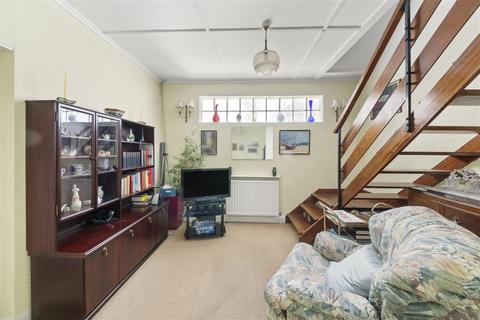 undefined, Ellerman Avenue, Twickenham TW2